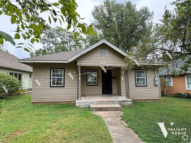 Building Photo - Cozy Bungalow-Style Three-Bedroom, One-Bat... Rental