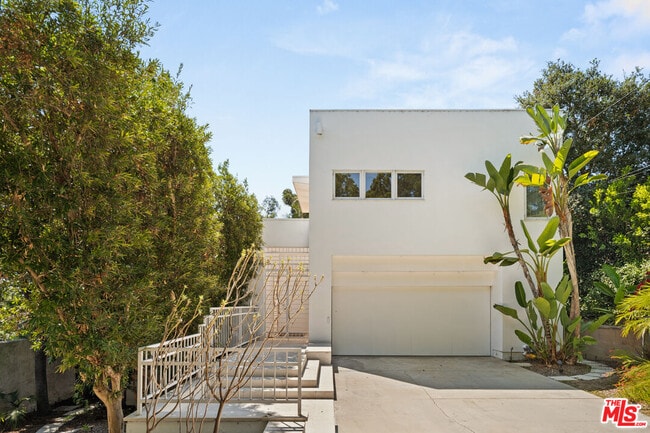 Building Photo - 7582 Mulholland Dr Rental