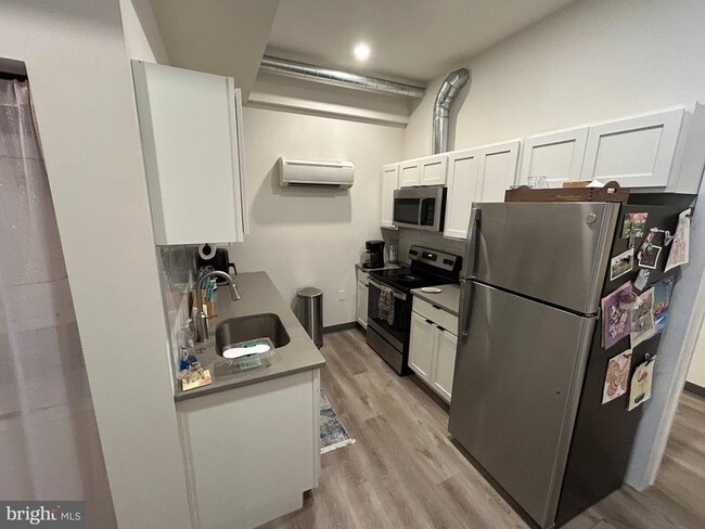 Building Photo - 224 Hall St Unit 3