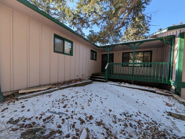 Building Photo - 1015 Edge Hill Dr