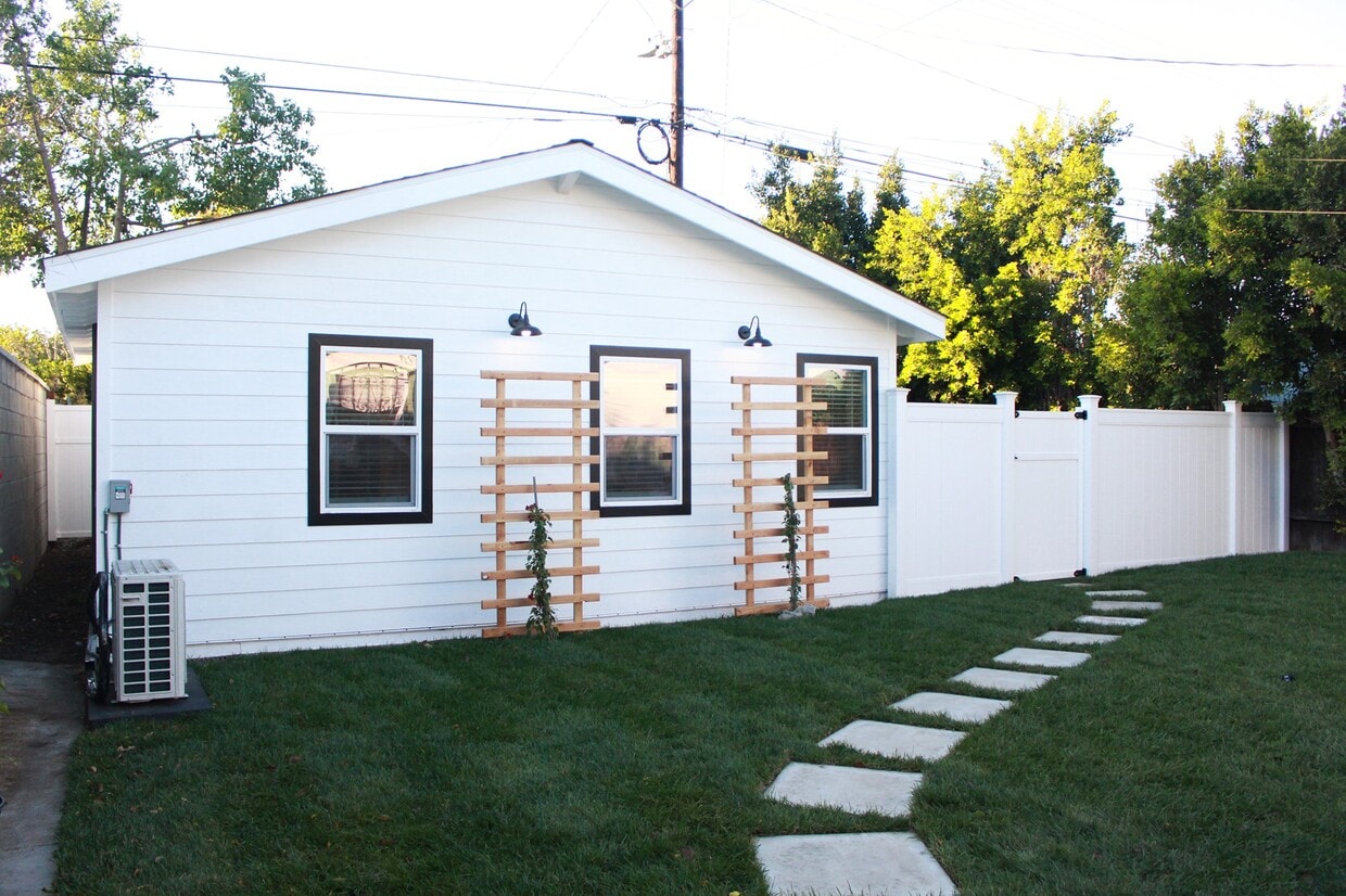 Exterior of guest house. - 2147 S Orange Dr (Los Angeles, CA)
