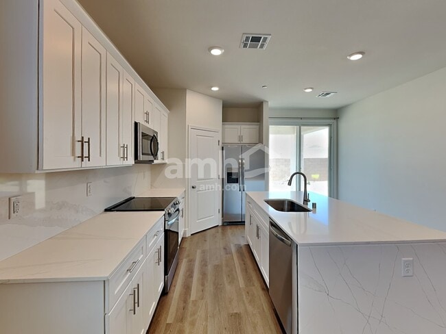 Photo - 842 English Primrose St