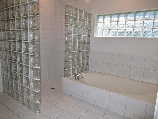 Owner's Bath - Garden Tub & Separate Shower - 13865 Deer Chase Pl