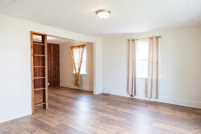 Photo - 1060 SW 5th Ave