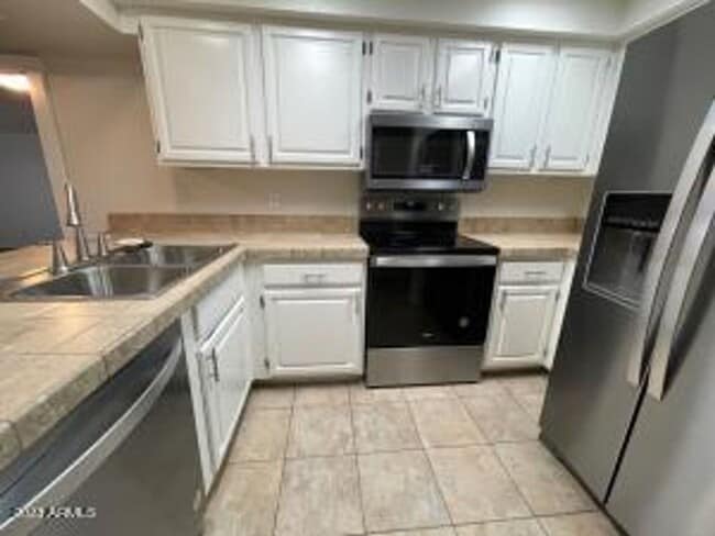 Building Photo - Updated Townhome