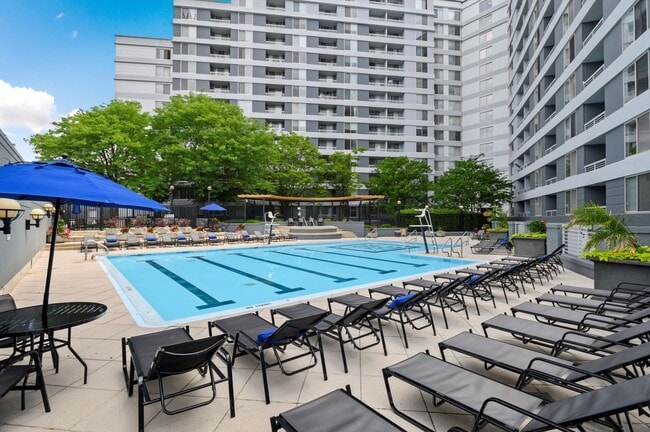 Piscina con asientos para descansar