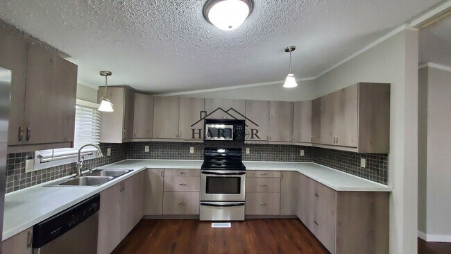 23 Andreasen Dr
