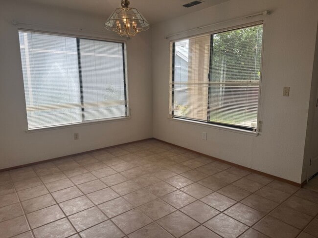 Photo - 832 Morissette Way