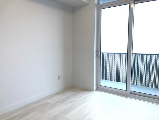 Photo - 8 Eglinton Ave E