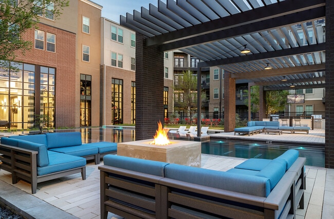 Brasero junto a la piscina con área de asientos acogedores - Bexley on Main