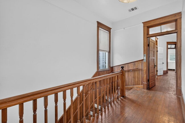 114 W Waldburg St