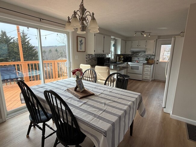 Photo - Roomy 5 Bedroom Home with Deck in Christiansburg