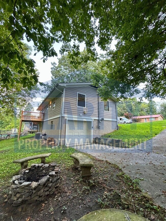 Photo - 1970 Greendale Dr NE