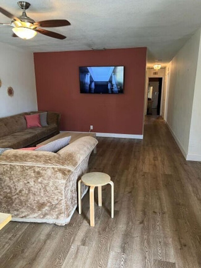 Photo - 923 Orange Isle