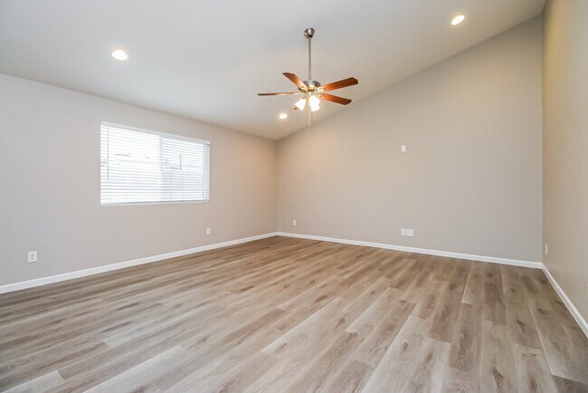 Photo - 825 W 19th St