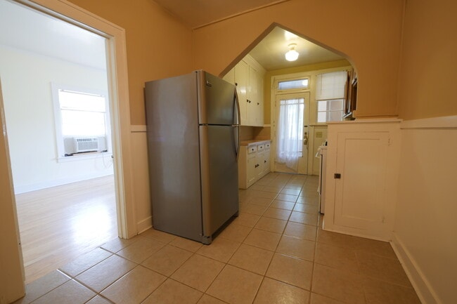 cocina vista este - 717 W S St Unidad 6