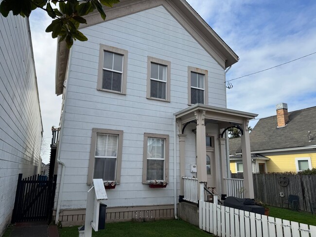 Building Photo - 724 B St Unit 3
