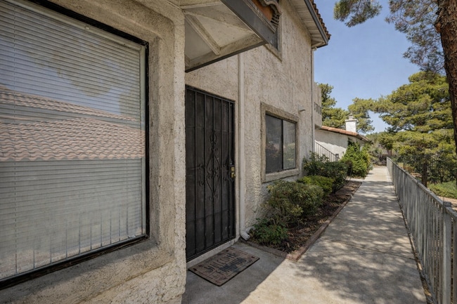 Building Photo - 3 Bedroom Condo Unit 3