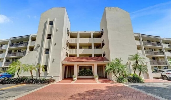 Building Photo - 110 Lake Emerald Dr Unit 409