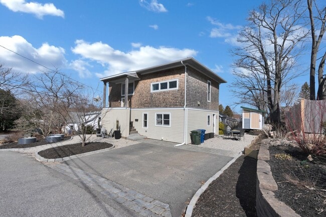 Photo - Stunning 4 Bed 2.5 Bath Steps from Willards Beach