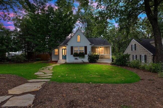 3 Bed, 2 Bath Home in Greenville is Available - 3 Bed, 2 Bath Home in Greenville is Available