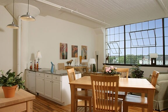 Building Photo - 305 Dutton