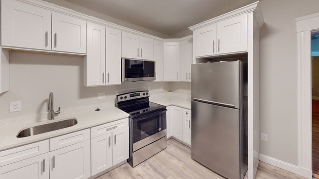 Building Photo - 4 bedroom Available NoW!!