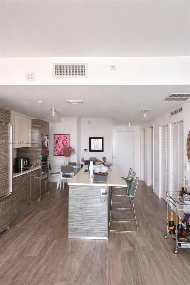 Photo - 460 NE 28th St Unidad 2807