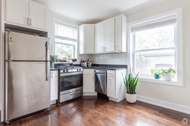 Building Photo - 655 W Roscoe St Unit 3 Rental