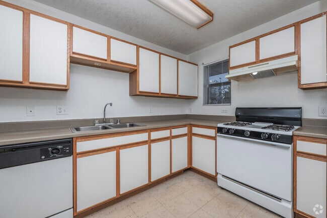 2BR, 2BA - 924SF - Kitchen