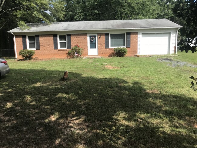 6 months lease, Home with lots of charm. Extra storage. No animals. Lots of updates, large fenced. - 4827 Thornbrook Ln House