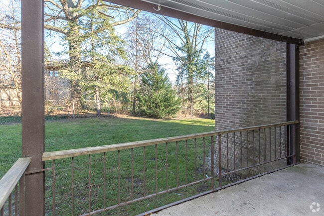 1BR, 1BA - 733 SF
