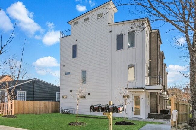 Building Photo - Available March Move In!!! Beautiful 3 Bedroom, 3.5 Bath Townhouse in East Nashville! Rooftop dec...