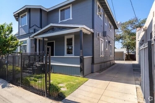 Drive way to the parking area - Student Housing Near USC Univ Southern Calif Rental