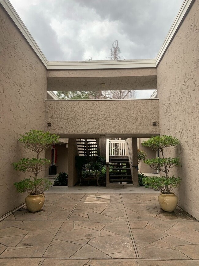 Building Photo - Lovely 2-Bedroom Apartment in Sharon Heights Unit 239