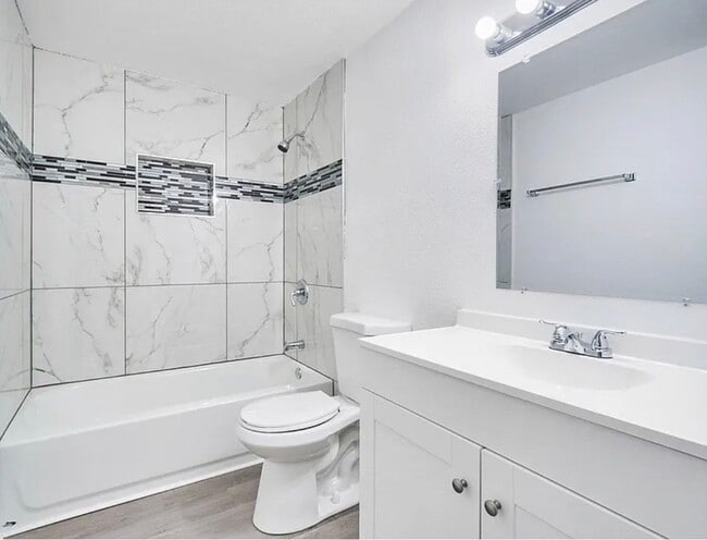 Photo - 2460 Hemlock St