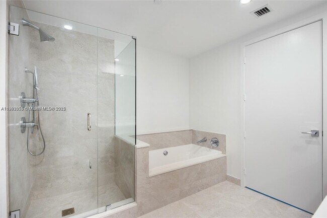 Photo - 488 NE 18th St Unidad 2506