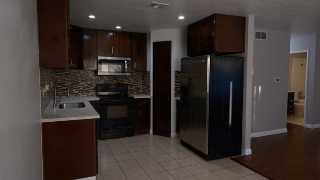 Building Photo - 18555 Collins St Unit c33