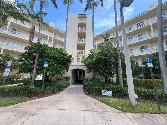 Building Photo - 3500 Oaks Clubhouse Dr Unit 207