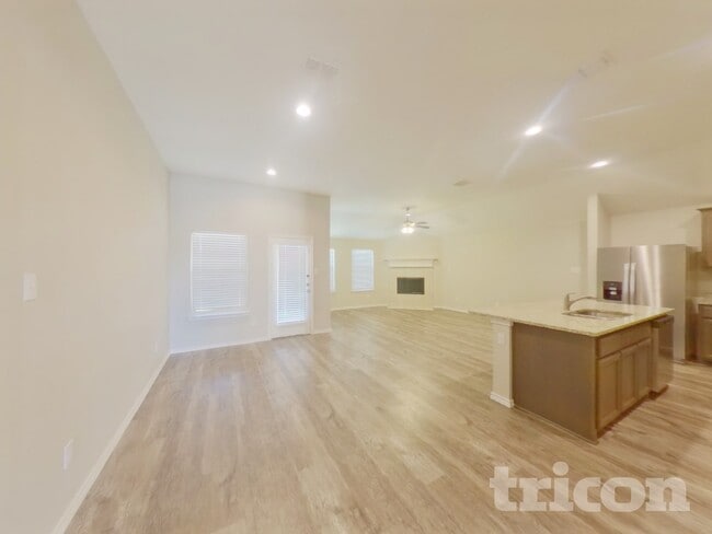 Photo - 2565 Hadley St