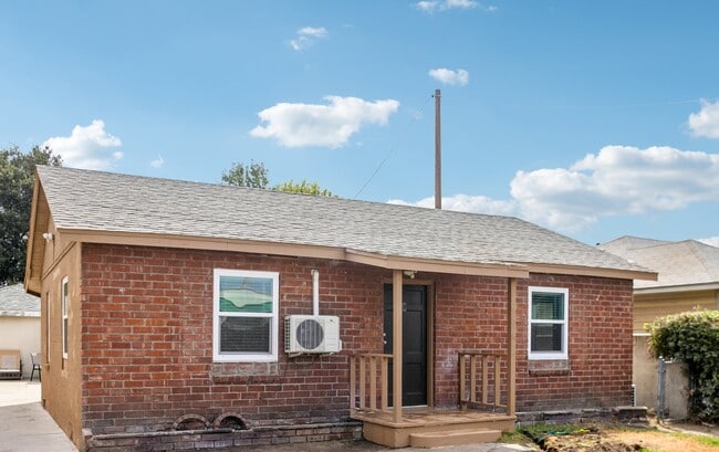 Building Photo - 5616 N Gladys Ave