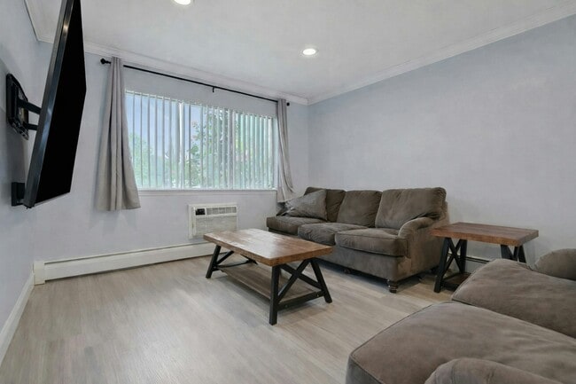 Photo - 121 Coachlight Square