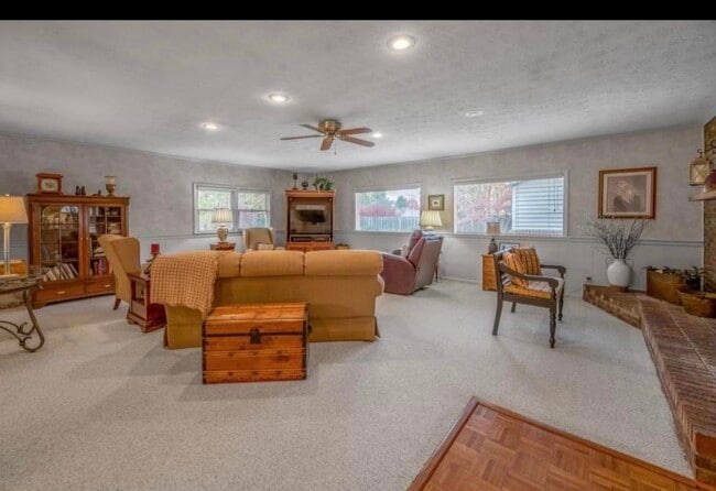 Photo - 1129 Claridge Dr