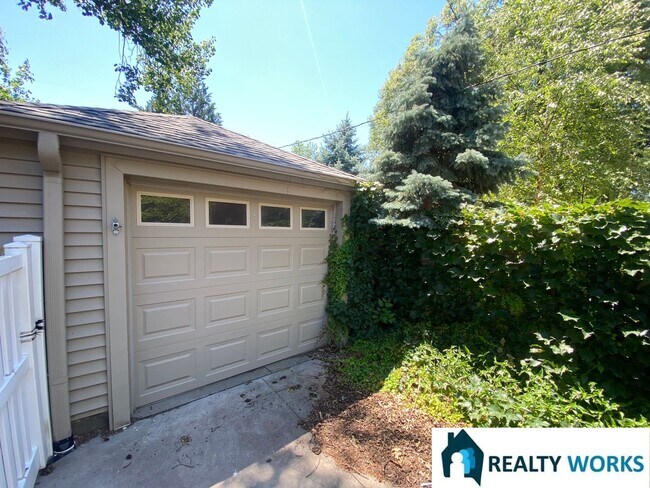 Photo - Charming 2 (+1) Bed Home!