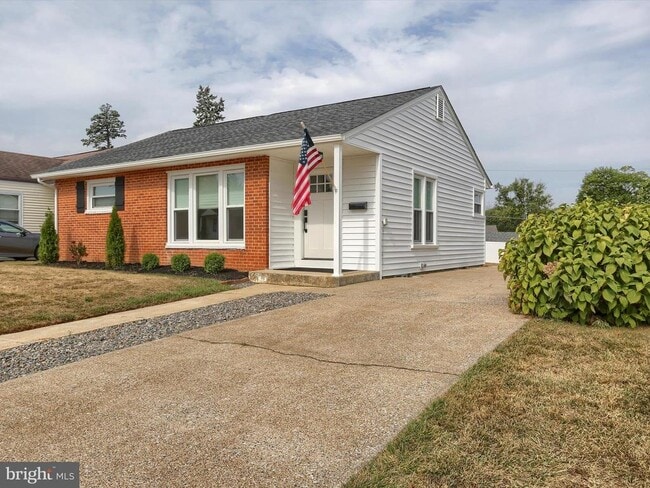 Building Photo - 1300 Strafford Rd Rental