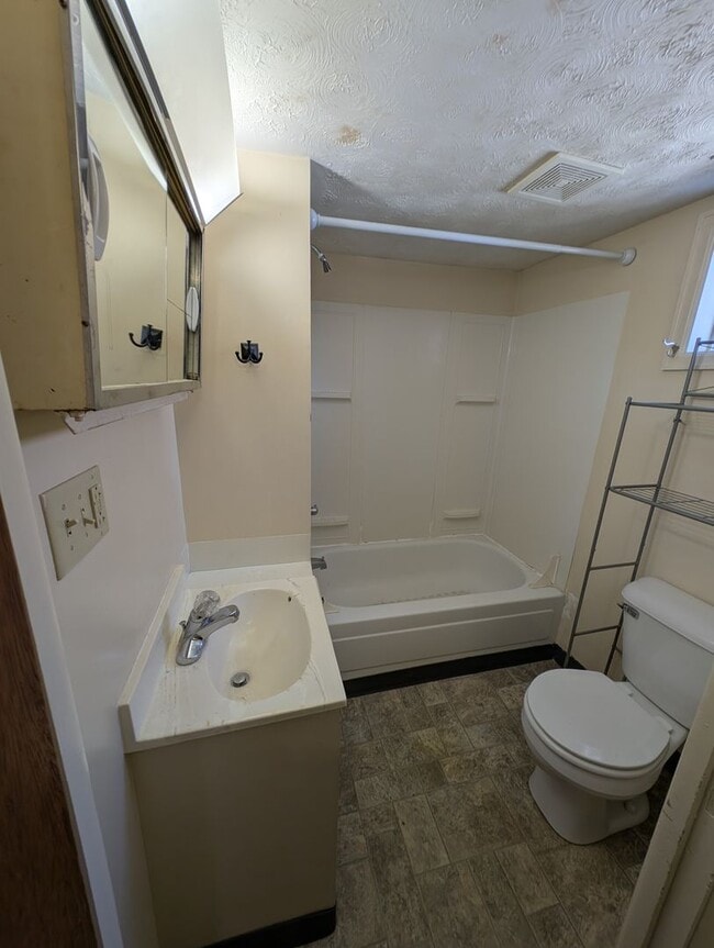 Photo - 525 W 2nd St Unit Apt B