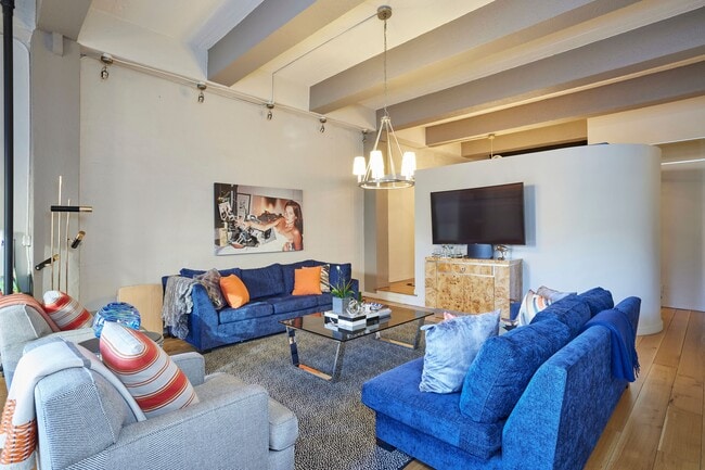 Photo - 161 W 15th St