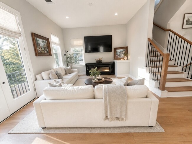 825 Woodcrest Dr