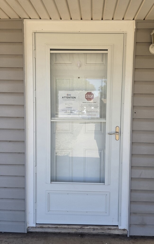Photo - 3 bed 1.5 bath home, large backyard!