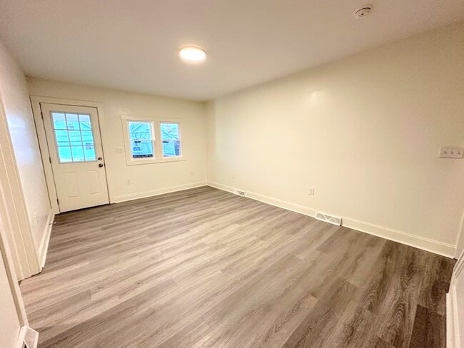 Photo - 1337 Methyl St